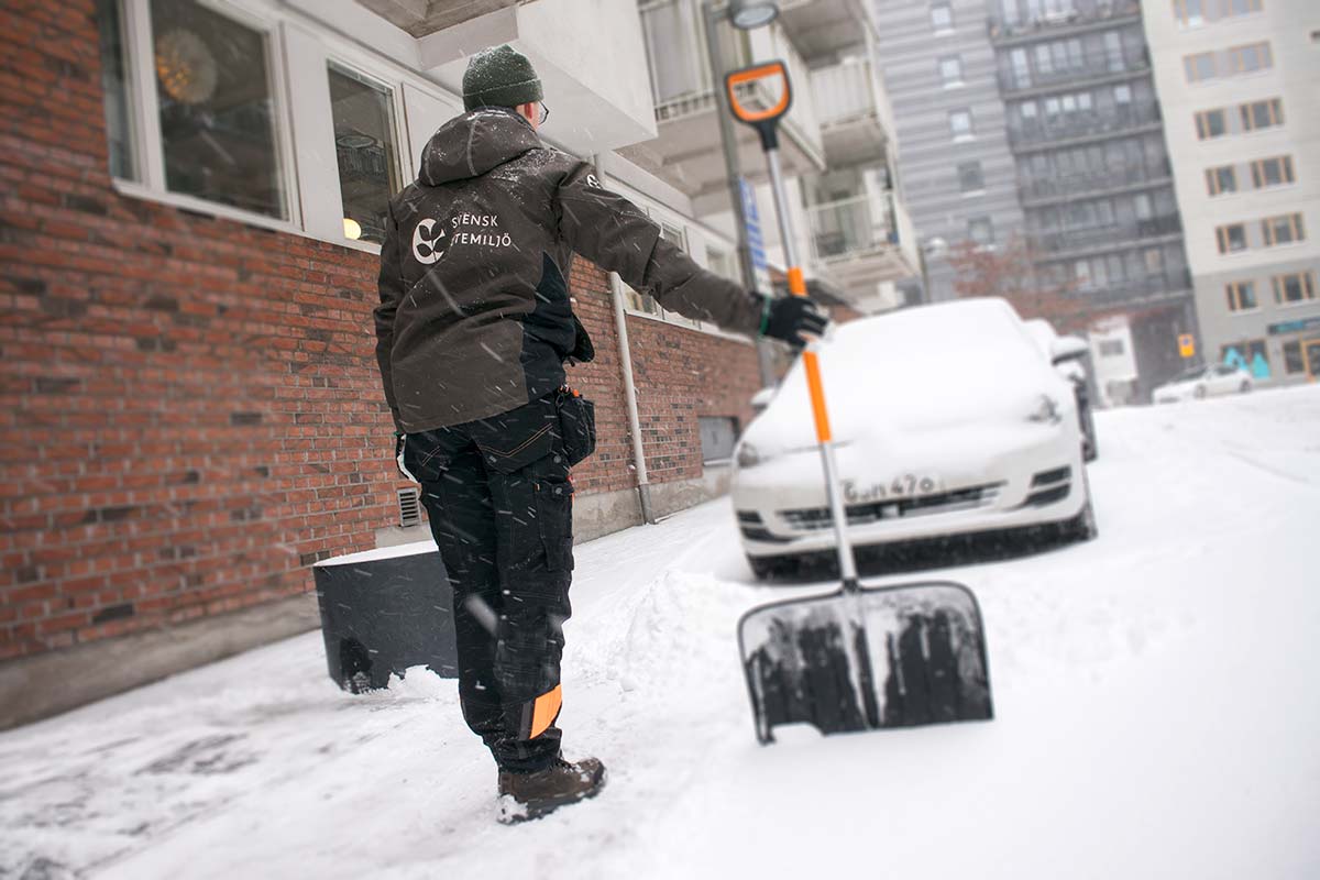 Snöröjning Snöröjning på gata i Stockholm
